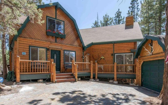 The Hideaway - Enchanting Custom Log-style Home Nestled High In The Pines! Great Room Features! 2 Bedroom Cabin