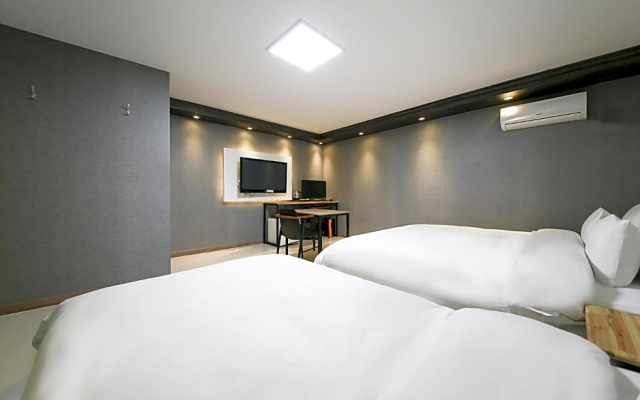 From H Sum Hotel Yuseong Branch
