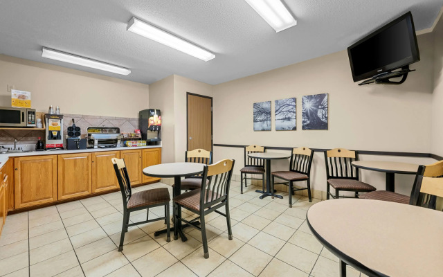 Super 8 by Wyndham Alexandria MN