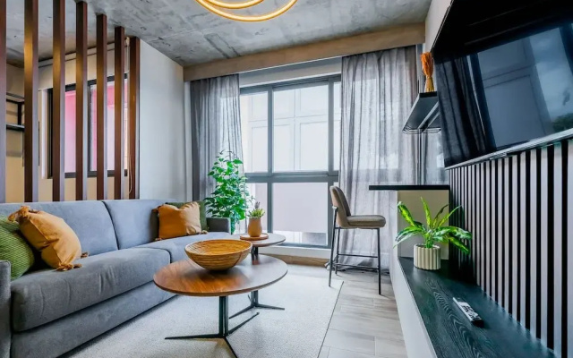 w Stunning 2BR w Great Deco in Centriqo
