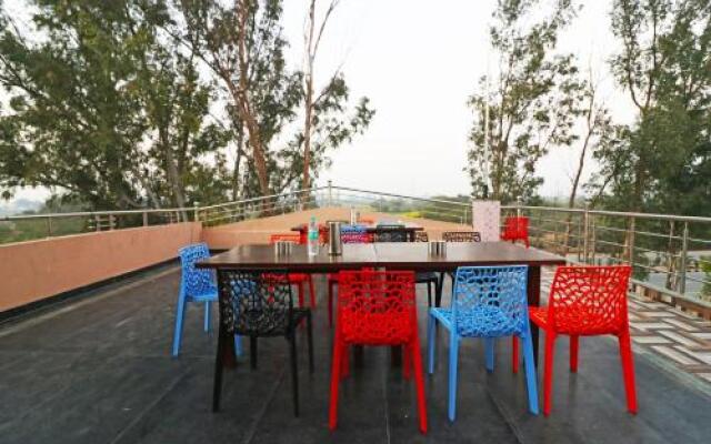 OYO 27763 Tr Hotel
