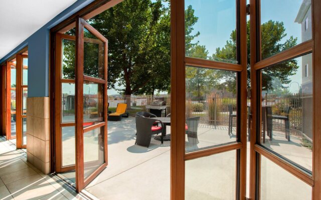 Holiday Inn Express & Suites Ontario by IHG