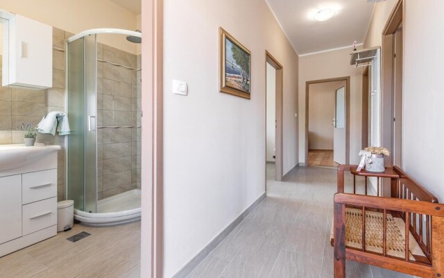 Beautiful Apartment in Liznjan With Wifi and 2 Bedrooms