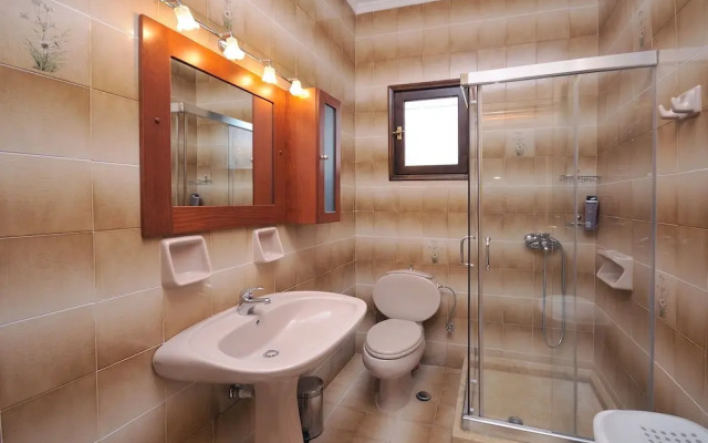 Family Maisonette with Pool near Beach