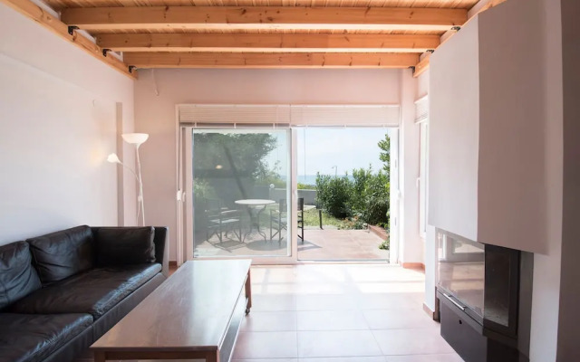 halu! Modern & Cozy Seafront Villa