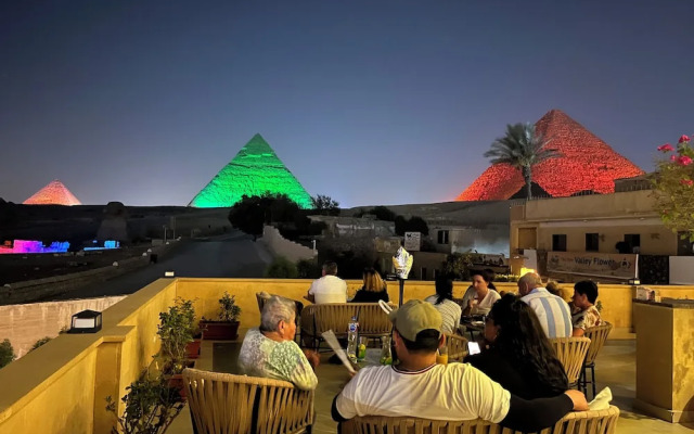 The Gate Hotel Front Pyramids & Sphinx View
