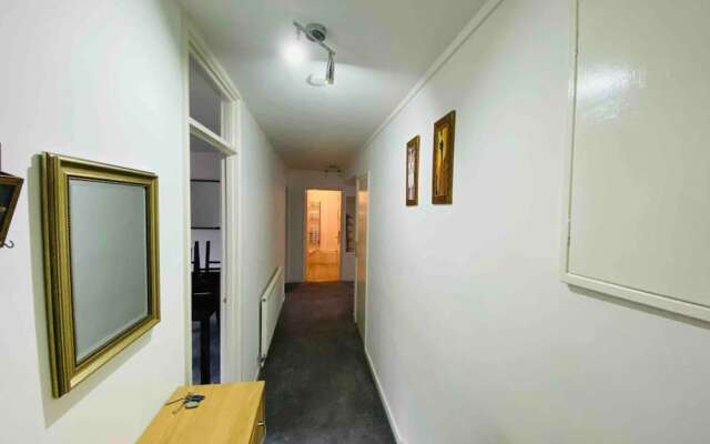 Nice 3-Bed Apartment Close to Heathrow