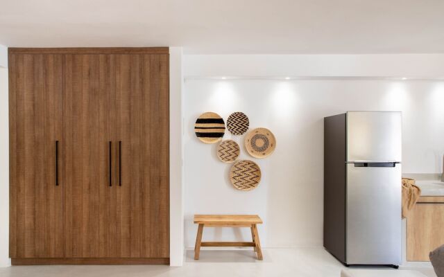 Pebble Luxury Suite by the Sea