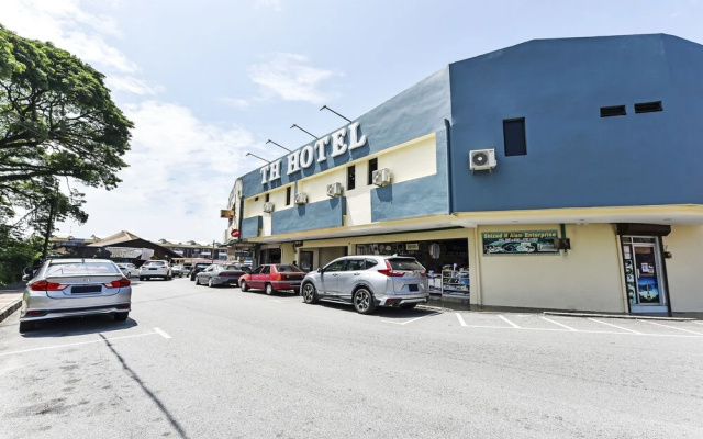 OYO 90445 Th Hotel — 2-star hotel in Bahau