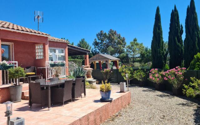 Tasteful Villa in Cambieure with Jacuzzi
