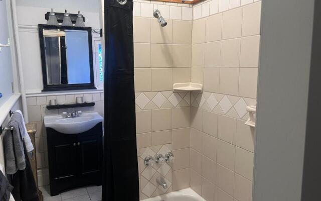 1 Br Private Victorian Apt in Convenient City Location on Half Acre Sleeps 4