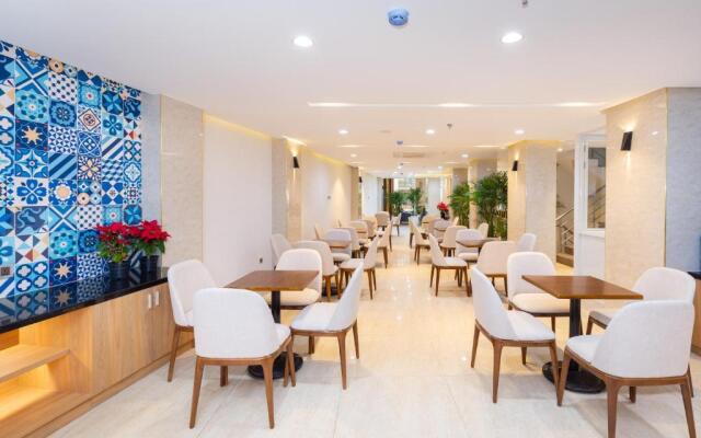 SAZI Resin Hotel - Free Nails/HairWash