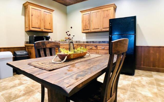 Sojourner's Lodge & Log Cabin Suites