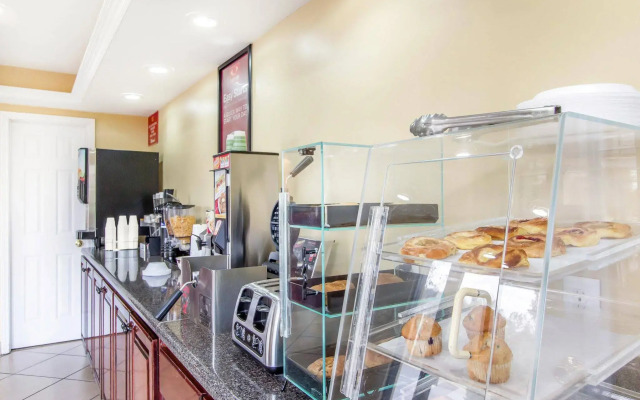 Econo Lodge Inn & Suites