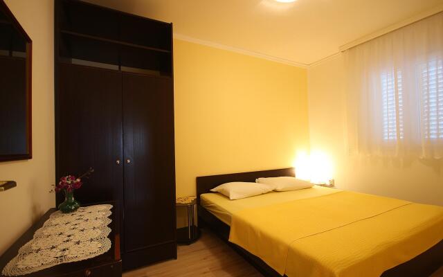 Apartment Dino - apartments with hot tub: A3 Novalja, Island Pag