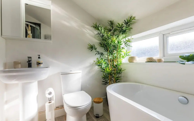The Hollywood Beautiful 3 Bedroom House