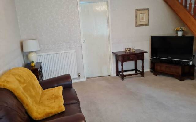 Immaculate 3-bed House With Free Parking in Bolton
