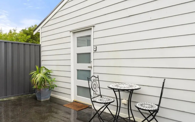 Bright 1-bed Apartment With Garden Views