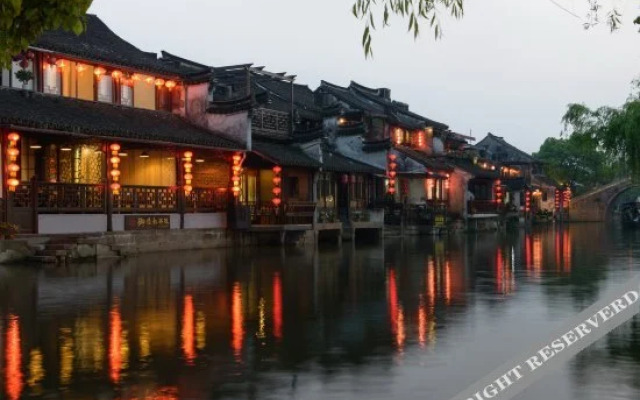 Zhenshui Courtyard · 180° River-View · Designer's Aesthetic | Panoramic Resort Guesthouse (Xitang)