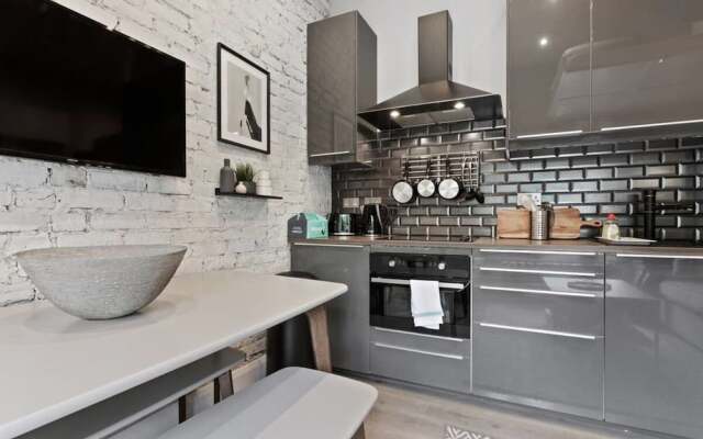 Splendid Studio Flat W/suspended Bed in Camden