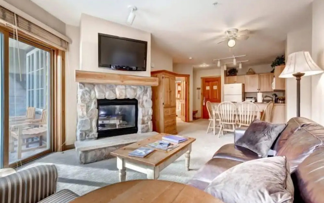 River Run Village 2 Bedroom Condo - 100 yards to slopes, Pool, Hot Tub Access