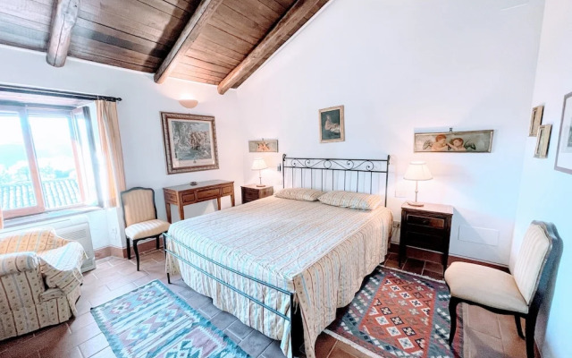 Vicolo - Sleeps 5 With air Con, Wifi, Balcony for Dining and Pool