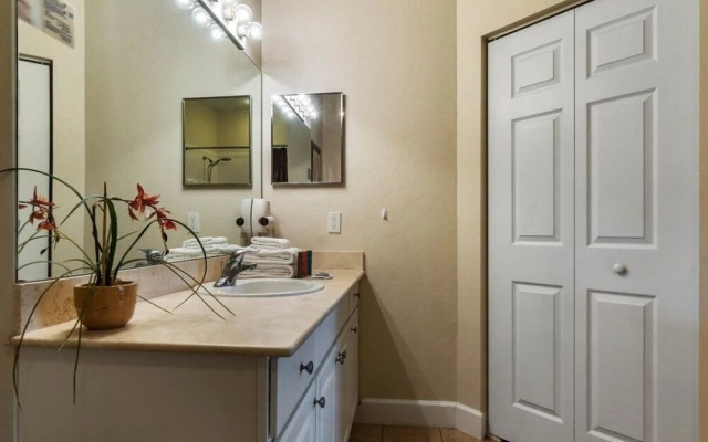 4 Bedrooms S / Lucaya Village Townhouse