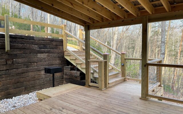 Bigfoots Hideaway 1 Bedroom Cabin by RedAwning