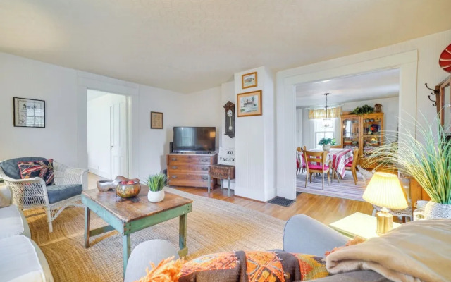 'the Porch House' Located in Historic Village