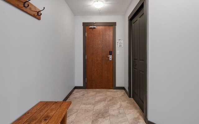 LARGE 3-Br 3-Ba | Ski In/Out | Pool & Hot Tubs | Central Upper Village Location