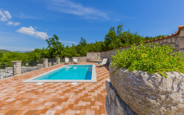 Rustic Villa Fragola With Heated Pool