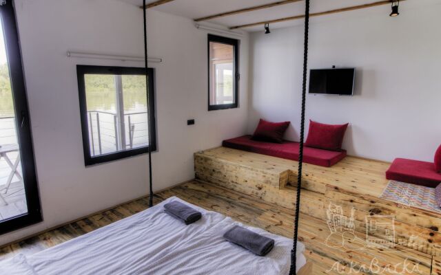 ArkaBarka Floating Hostel and Apartments