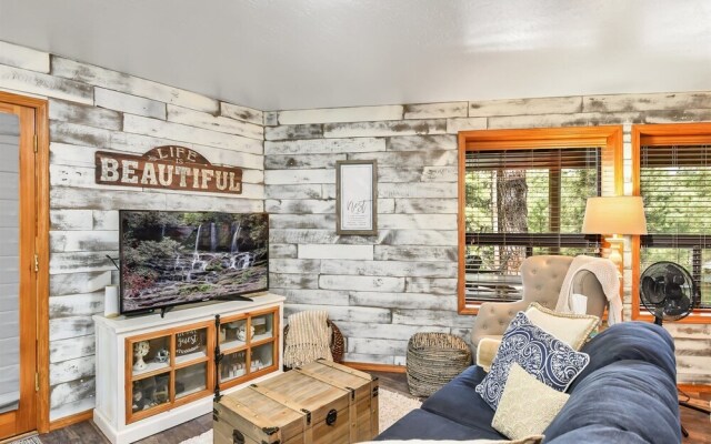 Cozy Hilltop Retreat