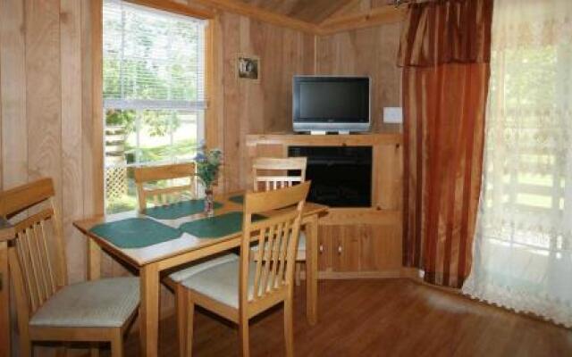 Robin Hill Camping Resort Premium Cottage 9