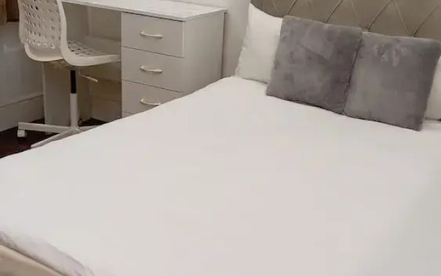 Luton Excellent 1 bed Apartment With Living Room