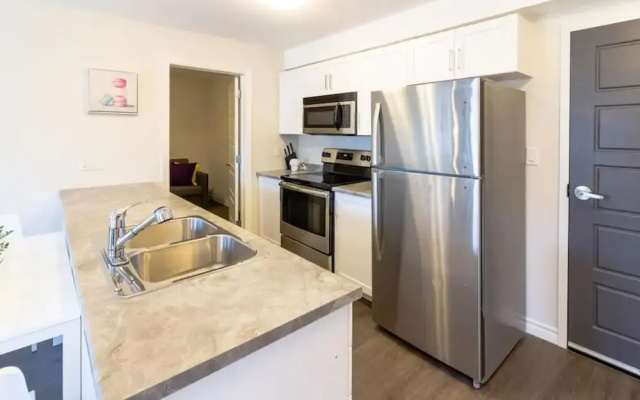 Newly Renovated Condo w Prking Near UNB Patio