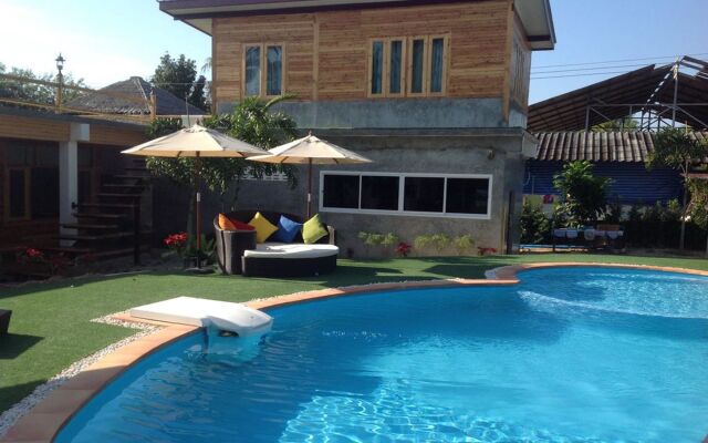 Check In & Chill Out Laem Sok Pier