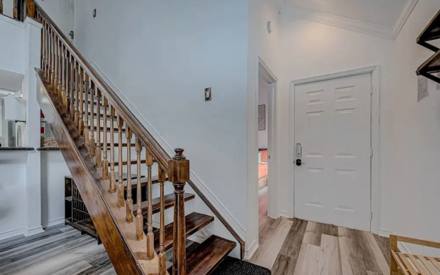 Upscale 1BR Condo in Med Center