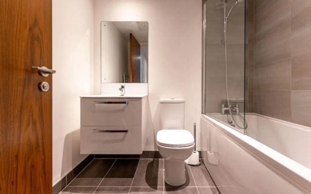 Modern 1 Bedroom Apartment With Parking