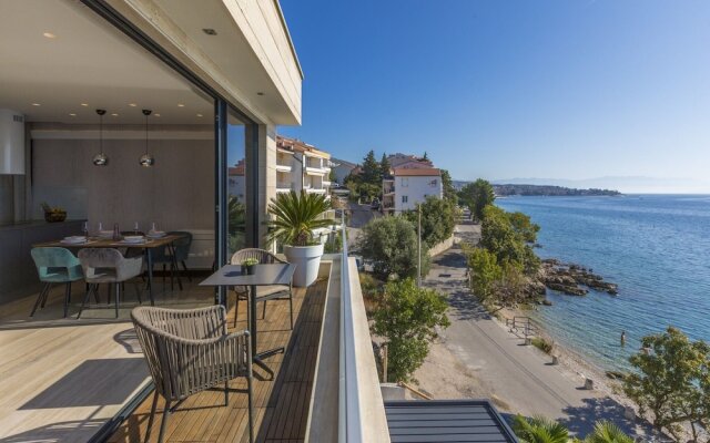 Luxury apartment with private swimming pool ,15m distant from the beach