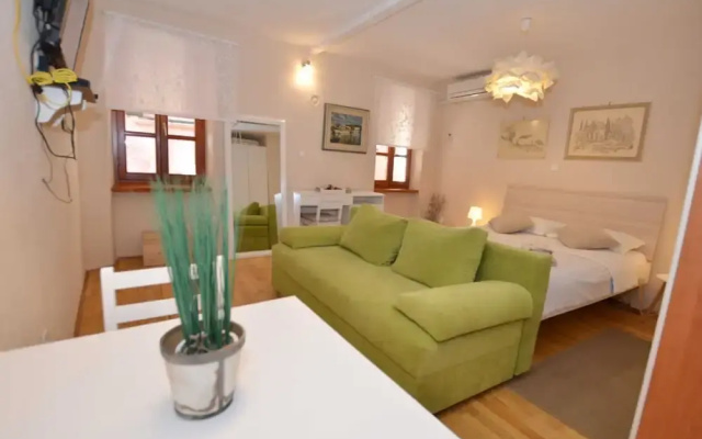 Simple and Sunny Studio Apartment
