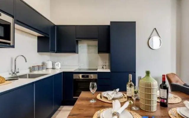 Gorgeous Family 2-Bed Apt w/ Free Gym & Parking