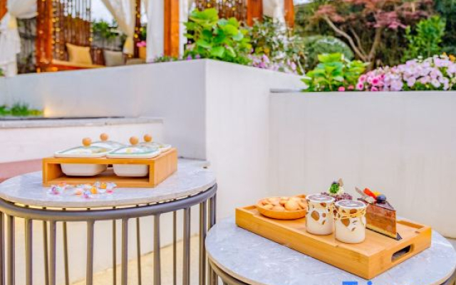 Ciyun Wanzhong Theme Hotel