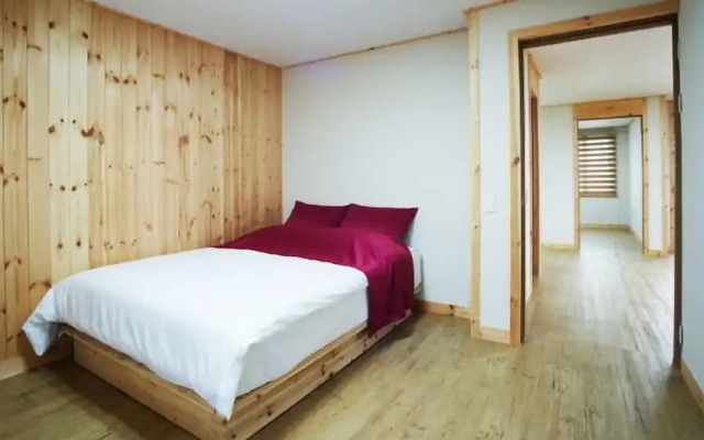 Gotjawal Geomun Oreum Pension