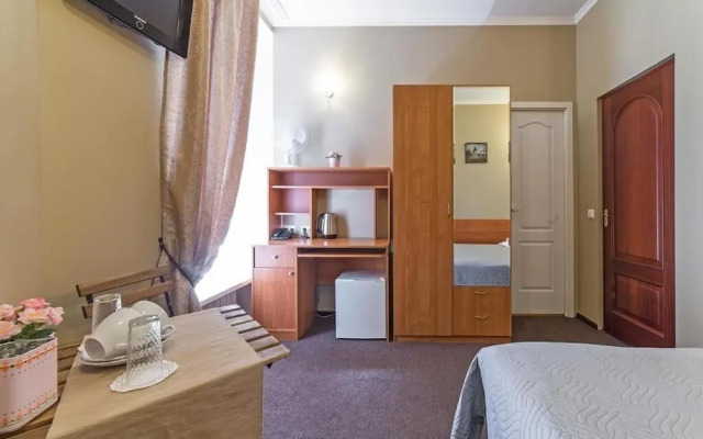 Anichkov Bridge Living Quarters