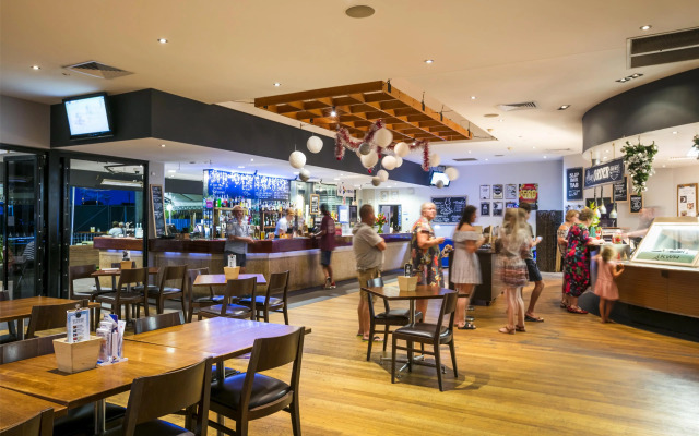 Nightcap at Kawana Waters Hotel