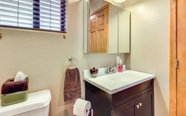 Family-friendly Hideaway Cabin in Lakeside!