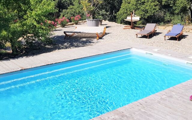 2 Tastefully Furnished Gites With Private Pool, 1km From Faucon