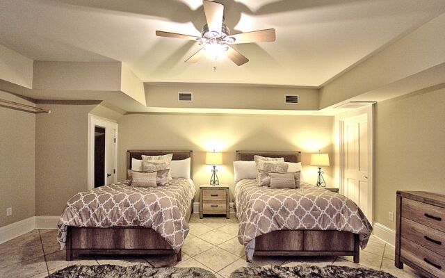 Comfy Carriage House Steps from the River