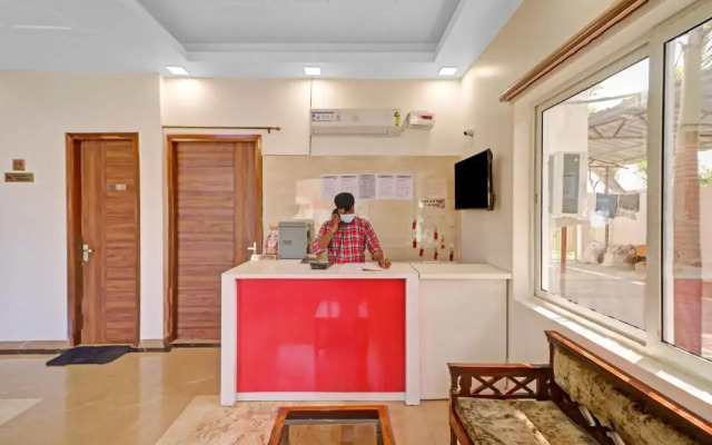 OYO 87366 Hotel Safari Inn